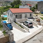Tatil Evi Beautiful Home In Pag