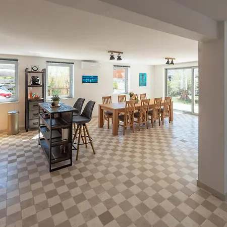 Vikendica Beautiful Home In Pag Pag Town