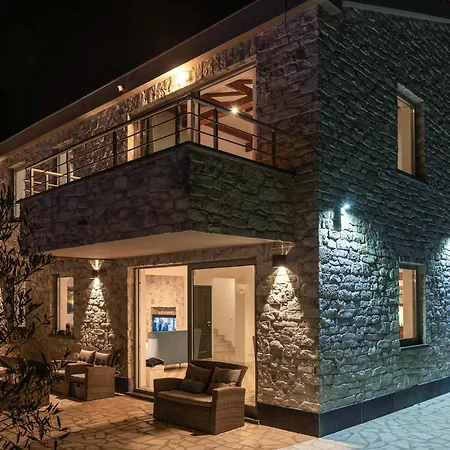 Beautiful Home In Pag Pag Town
