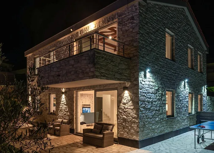 Beautiful Home In Pag Pag Town